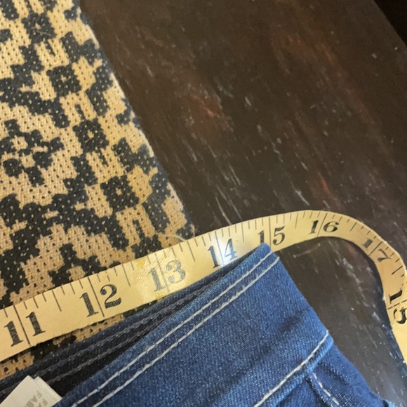 Levi’s Jean Skirt with Back Slits and Pockets Size 4. - Picture 6 of 7